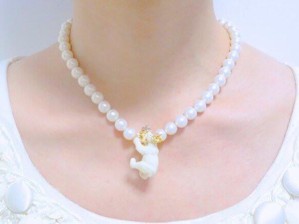 王冠シロクマとパールネックレス